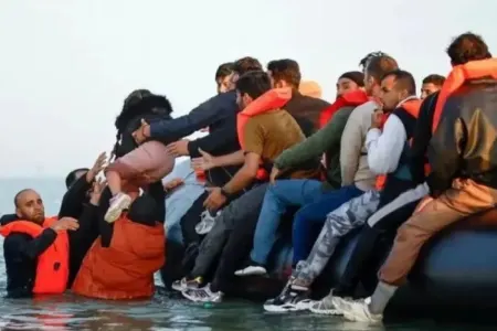 Britaniya qanunsuz miqrantları hərbi bazalarda yerləşdirəcək