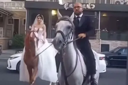 Bakıda bəylə gəlin toya at belində getdi