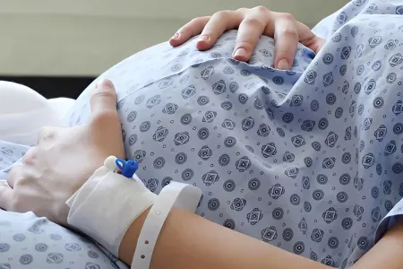 Şəmkirdə valideynlərini itirən qız 15 yaşında ana oldu