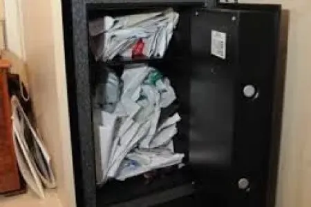 Azərbaycanda evdən içi pulla dolu seyf oğurlandı