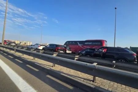 Aeroport yolunda qəza sıxlığa səbəb oldu