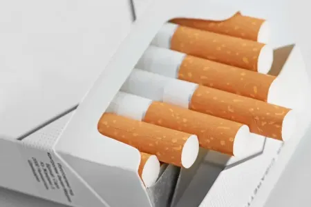 Bu ölkədə uşağı siqaret çəkən valideynlərə cərimə yazılacaq