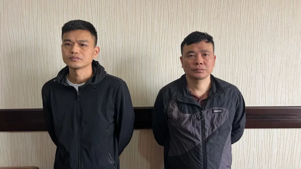 Təyyarədə ƏMƏLİYYAT: Sərnişinlərdən oğurluq edənlər - həbs edildi - FOTO