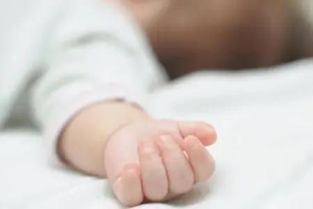 Bir yaşlı körpə anasının qucağından düşərək öldü