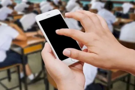 Şagirdlər dərs vaxtı telefondan istifadə - edə bilməyəcək