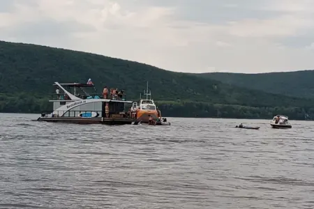 Rusiyada qayıq aşdı: - Ölənlər var