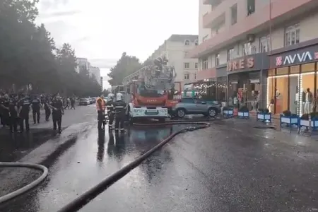 Yaşayış binasında yanğın, sakinlər təxliyə edildi - FOTOLAR