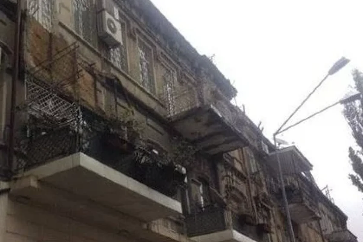 Gəncədə yataqxananın eyvanı uçdu - VİDEO