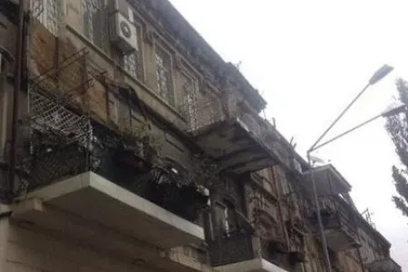 Gəncədə yataqxananın eyvanı uçdu - VİDEO