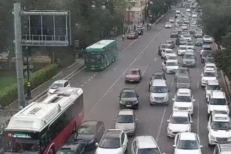 Bu yollarda işıqforlara - “yaşıl dalğa” rejimi tətbiq edilib