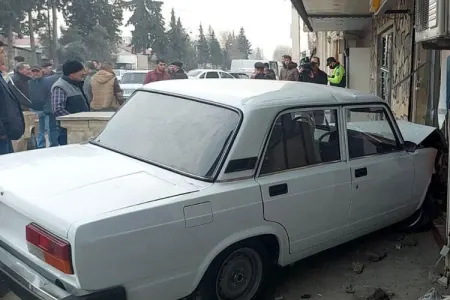 Samuxda "VAZ" mağazaya çırpıldı - 4 nəfər yaralandı