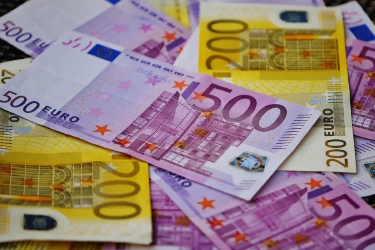 Azərbaycanda avronun məzənnəsi - 2 manatı ötdü