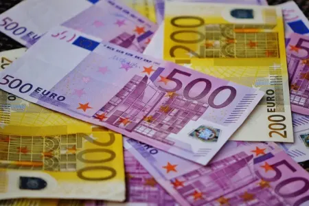 Azərbaycanda avronun məzənnəsi - 2 manatı ötdü