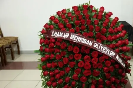 Prezident və birinci xanım vida mərasiminə əklil göndərdilər - FOTO