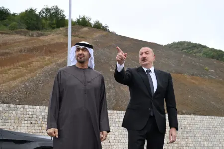 Azərbaycan və BƏƏ prezidentləri Daşaltı kəndinin fonunda şəkil çəkdirdilər - FOTO