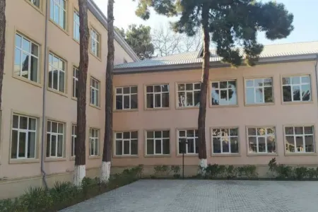 Hər şagirddən 12 manat: Xırdalanda - məktəbdə foto qalmaqalı