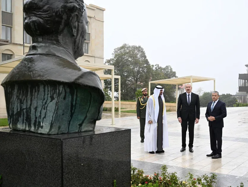 Güllələnmiş heykəllərə baxdılar - FOTO