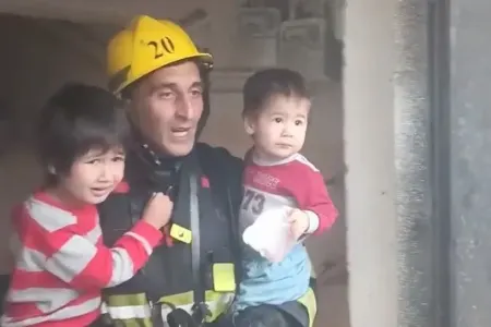 Sumqayıtda yaşayış binasında yanğın: sakinlər təxliyə edildi - VİDEO