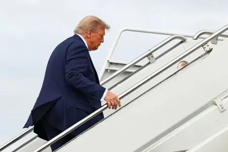 Trampın təyyarəsi toqquşmaqdan son anda xilas oldu - VİDEO