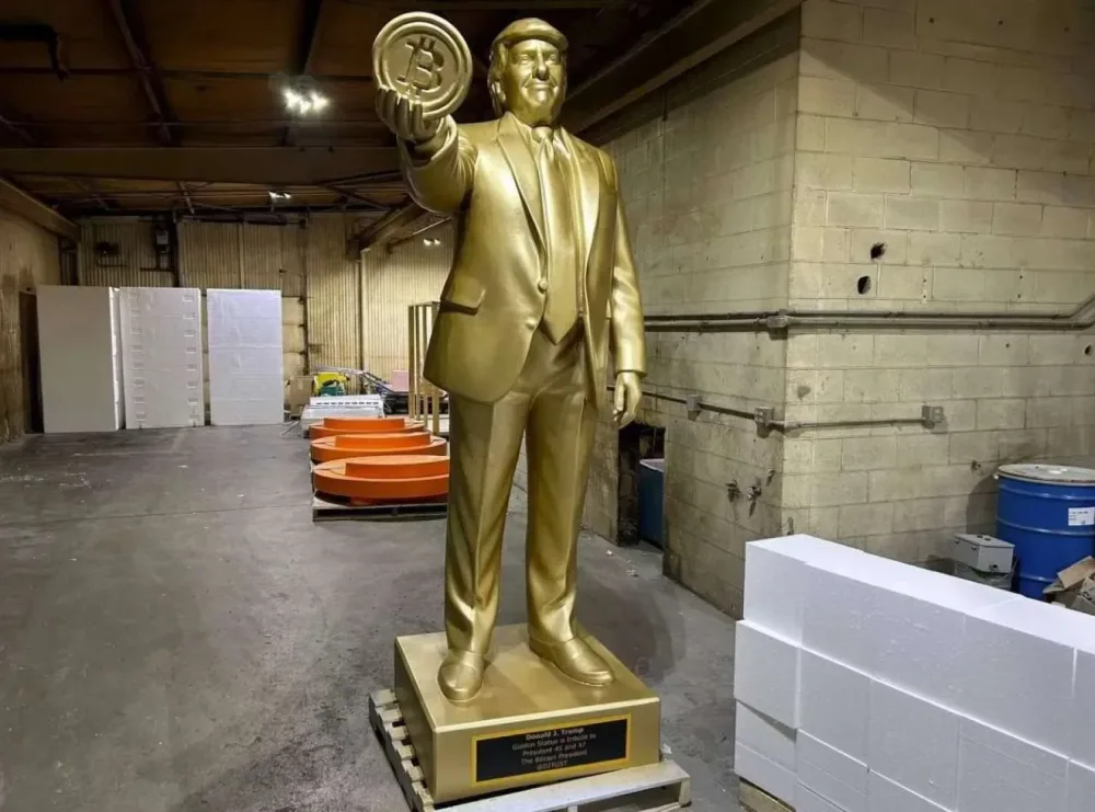 Trampa qızıldan heykəl qoydular - FOTO