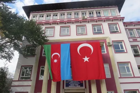 Bakı Türk Anadolu Liseyində gərginlik: Valideyn və şagirdlər ayağa qalxdı - VİDEO