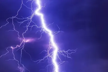 Gəncədə evə ildırım düşdü, yanğın başladı