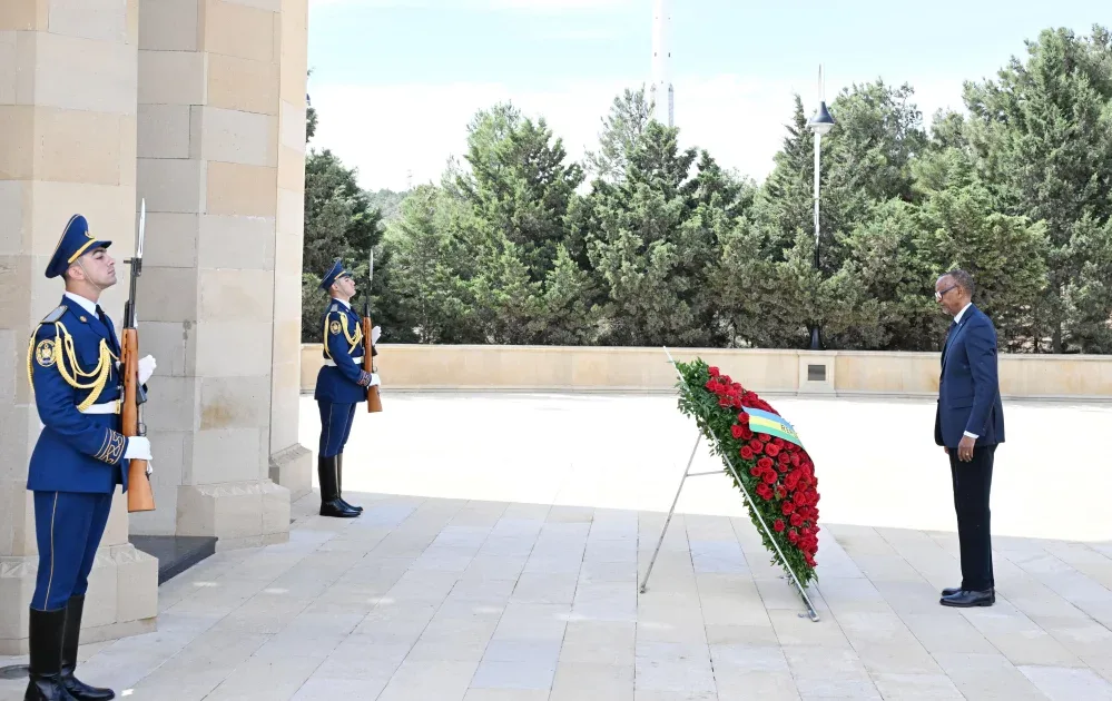 Bakıda şəhidlərin xatirəsini andı - FOTO