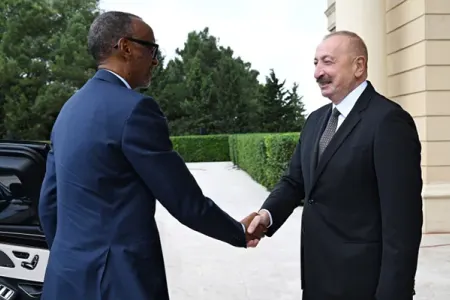 İlham Əliyev həmkarını qarşıladı - FOTO