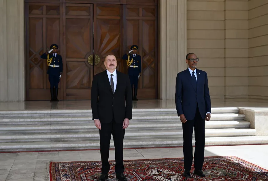 İlham Əliyev həmkarını qarşıladı - FOTO