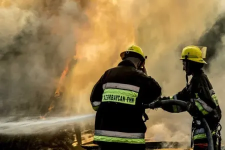 Ağcabədidə ev yandı