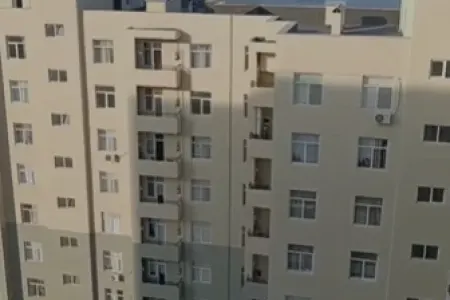 Bakıda binanın damına çıxan kişi yıxılıb öldü