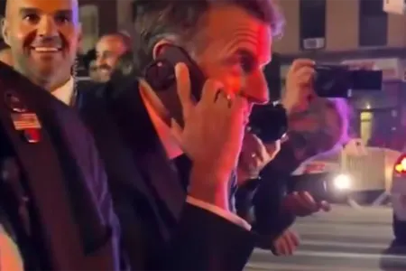 Polis Makronun kortejini saxladı: - Trampa zəng etdi - Video