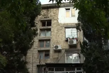 Bakıda təhlükəli binalar: Yalnız bu hissəsi təmir olunur - VIDEO