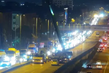 Bakıda yük avtomobili yolda qaldı, nəqliyyatın hərəkətinə məhdudiyyət tətbiq edildi