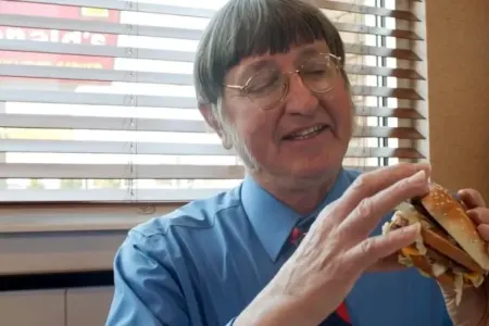 52 ildir ki, hər gün hamburger yeyir
