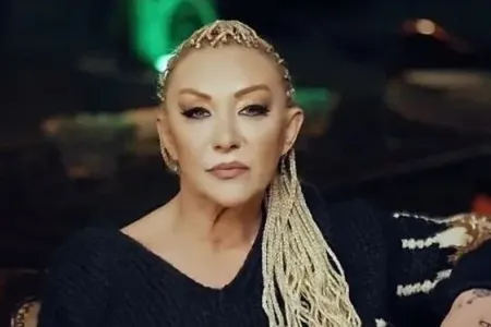 Müğənni eyvandan yıxılaraq öldü - FOTO