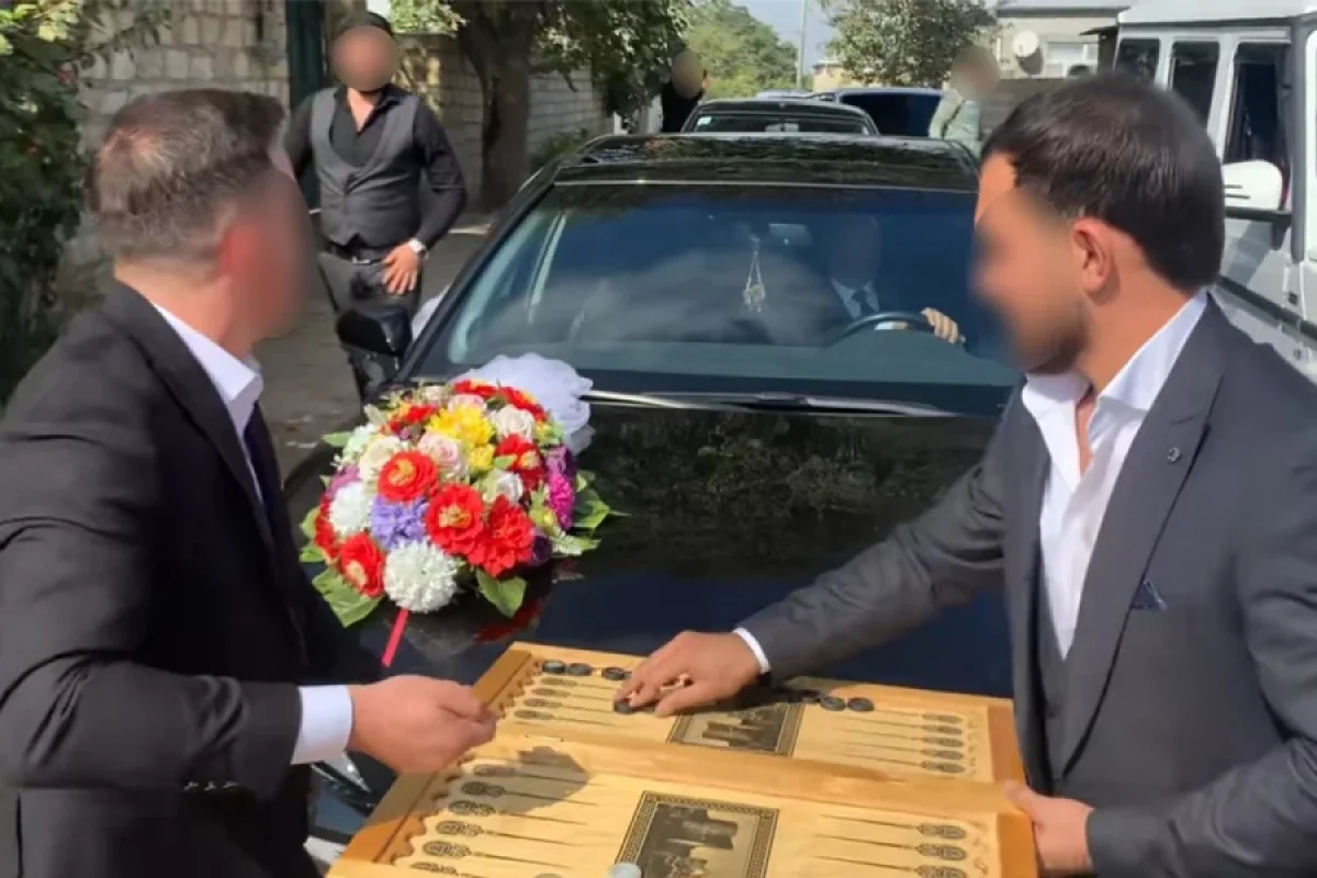 Gəlin maşınının qarşısını kəsib nərd oynadılar - Bəyin 4 dostu həbs edildi