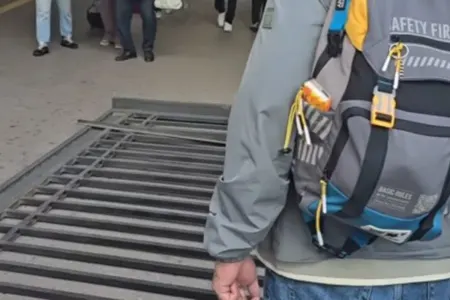 Güclü külək məktəbin darvazasını aşırdı