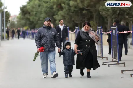 Azərbaycan xalqı qəhrəman şəhidlərini anır - Fotolar