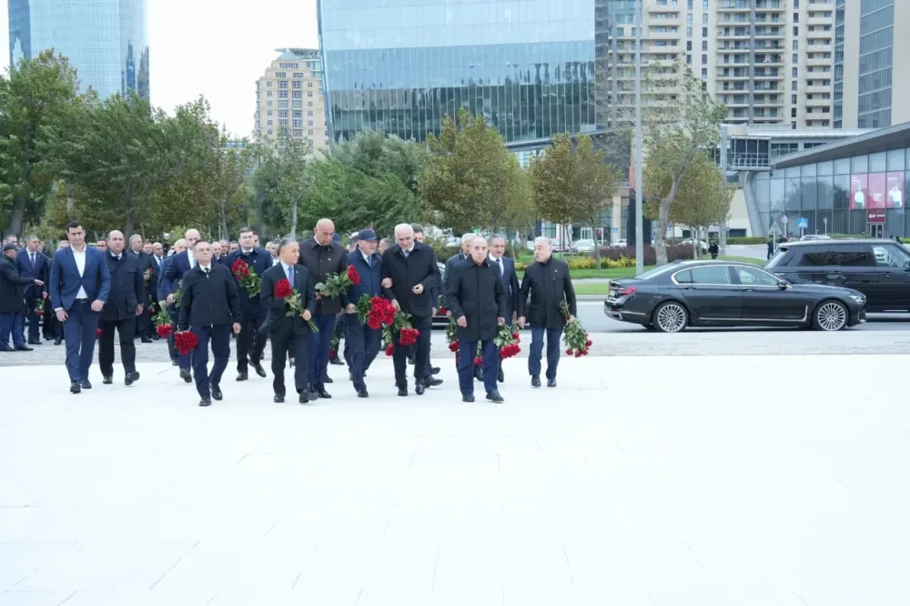 Azərbaycan xalqı Zəfər parkını ziyarət edir - Foto
