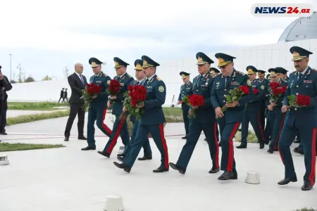 Rəsmilər Zəfər abidəsini ziyarət edir - Foto