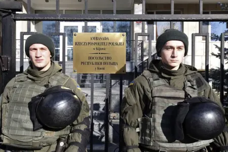 Polşa səfirliyinə mərmi düşdü