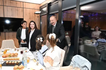 İlham Əliyev və xanımı Gəncədə şəhid övladları ilə görüşdülər - Fotolar