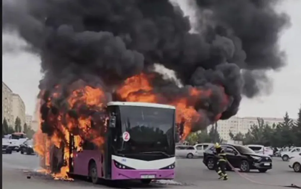 Sumqayıtda avtobus yandı: - Xəsarət alan var? - Yeniləndi-Video-Foto