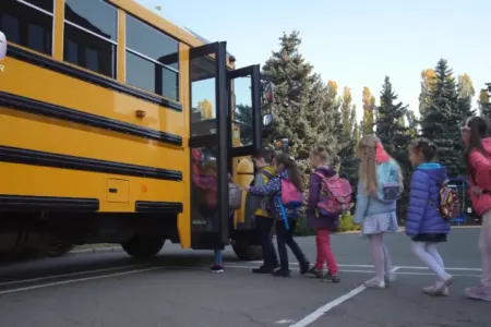 Məktəbli avtobusundan istifadənin qiyməti açıqlandı - VİDEO