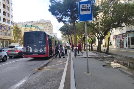 "Yağışda islanır, günün altında yanırıq" - – Bakıda dayanacaq problemi