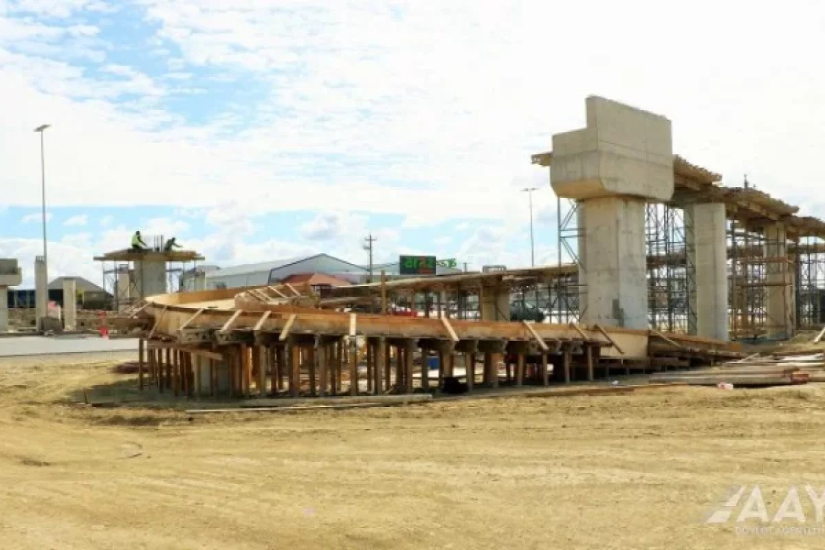 Daha bir ərazidə yeni yerüstü piyada keçidi inşa edilir