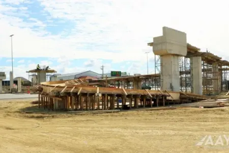 Daha bir ərazidə yeni yerüstü piyada keçidi inşa edilir