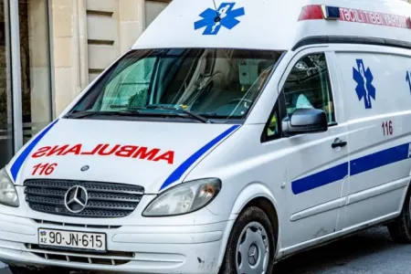 Bakıda şadlıq evinin pilləkənlərindən yıxılan şəxs öldü