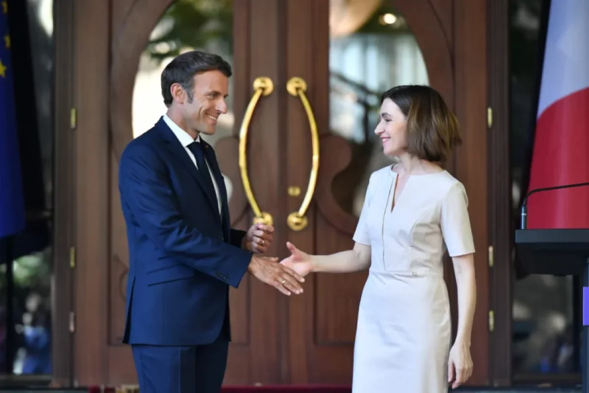 Makron Moldova prezidentinə görün, nə hədiyyə etdi